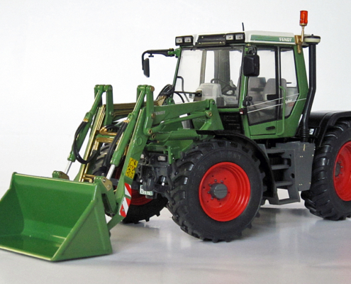 FENDT XYLON 522 with Frontloader in schaal 1:32 van het merk Weise Toys