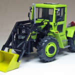 MB-trac 900 (W440) with Frontloader in schaal 1:32 van het merk weise toys