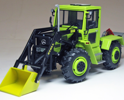 MB-trac 900 (W440) with Frontloader in schaal 1:32 van het merk weise toys