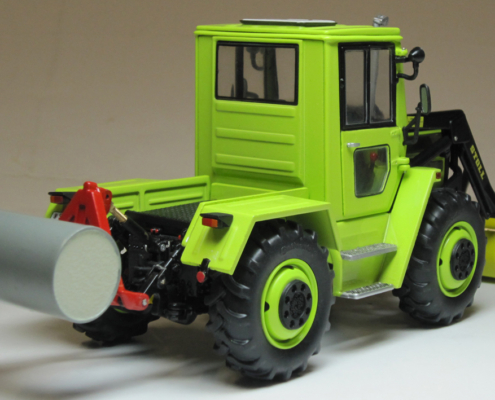 MB-trac 900 (W440) with Frontloader in schaal 1:32 van het merk weise toys