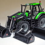 Deutz-Fahr Agrotron 6190 Cshift with frontloader in schaal 1:32 van het merk weise toys