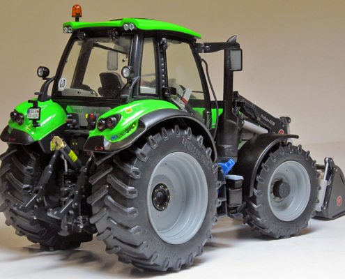 Deutz-Fahr Agrotron 6190 Cshift with frontloader in schaal 1:32 van het merk weise toys