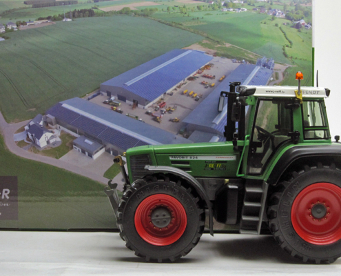 FENDT FAVORIT 824 REIFF in schaal 1:32 van het merk weise toys