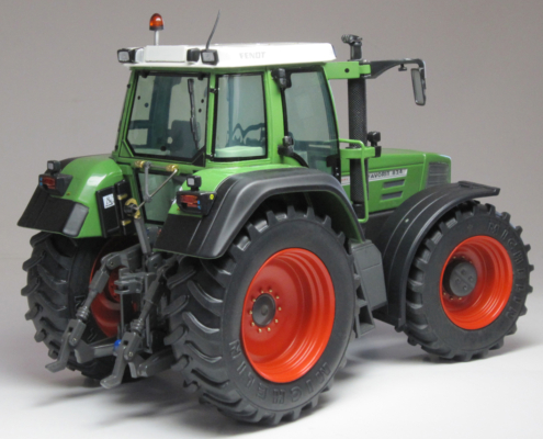 FENDT Favorit 824 miniatuur tractor in schaal 1:32 van het merk Weise Toys