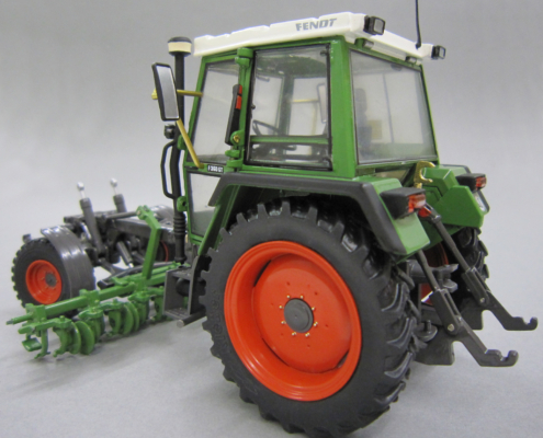 FENDT tool carrier 360 GT – version with beet hoe in scale 1:32 from weise toys