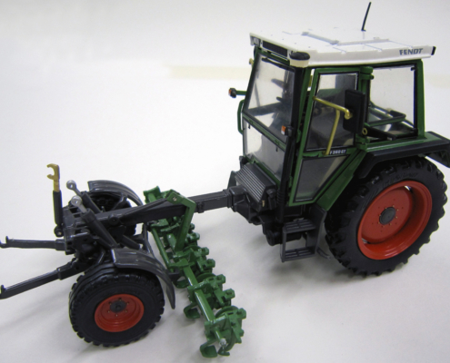 FENDT tool carrier 360 GT – version with beet hoe in scale 1:32 from weise toys