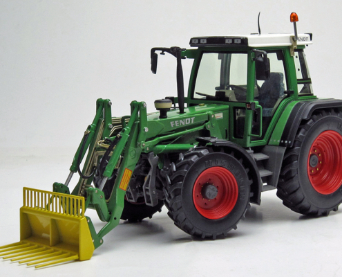 FENDT Favorit 510 C with Frontloader miniatuur models in schaal 1:32 van het merk weise toys