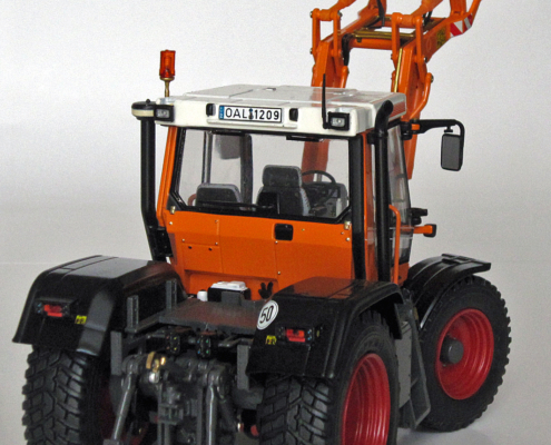 4-1106 FENDT Xylon 524 Communal with Frontloader in scale 1:32 from the brand weise toys